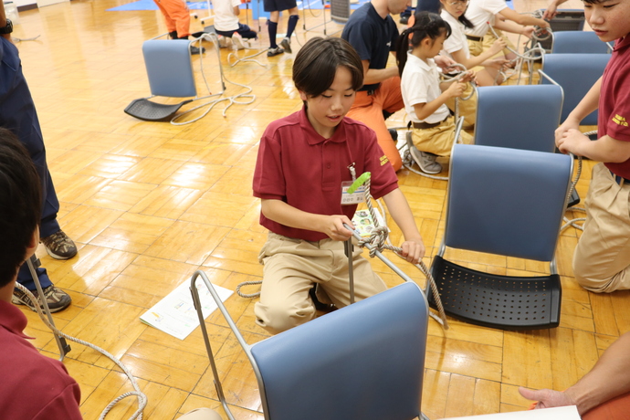 椅子を利用してロープワークを実施