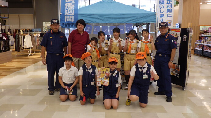 前で記念撮影をしている様子