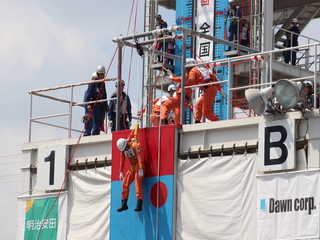 要救助者を引き揚げている写真
