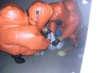 防護服を着ている写真