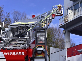 はしご車操作訓練を行っている写真