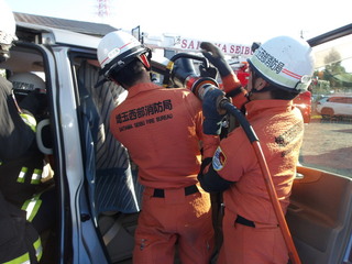 車両破壊訓練中の写真