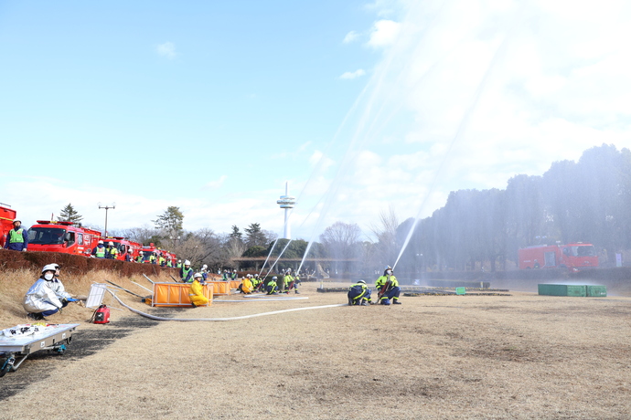 消防出初式の様子（一斉放水）