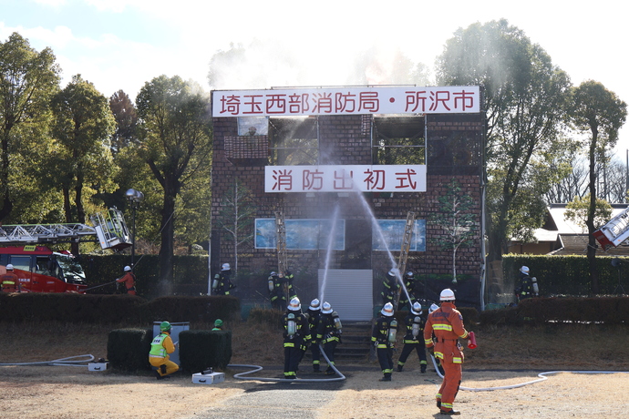 消防出初式の様子（消防活動訓練）