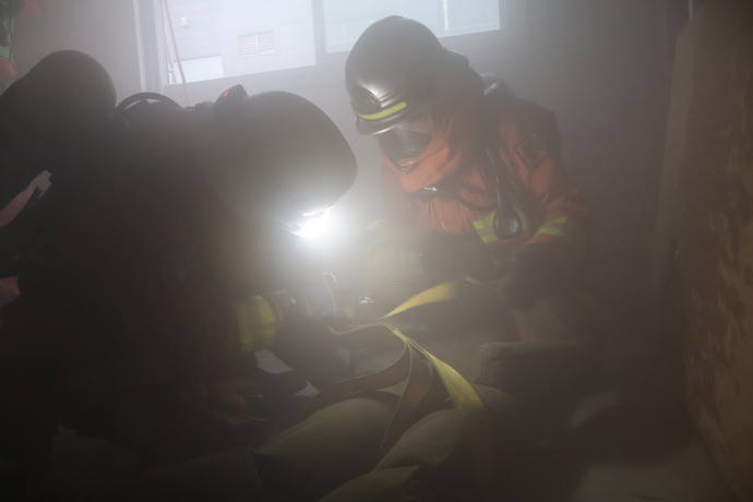 火災現場で要救助者を救出している様子