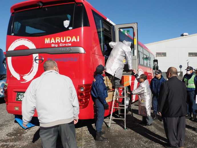 丸大観光職員による救出訓練の写真
