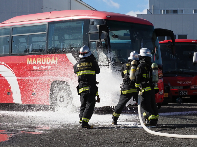 消防職員による泡消火訓練の写真