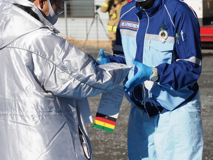 傷病者にトリアージタッグをつける写真