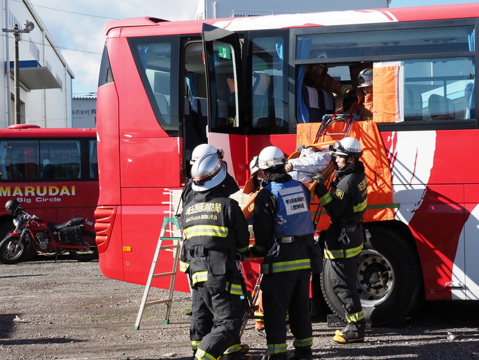 救助隊による傷病者救出の写真