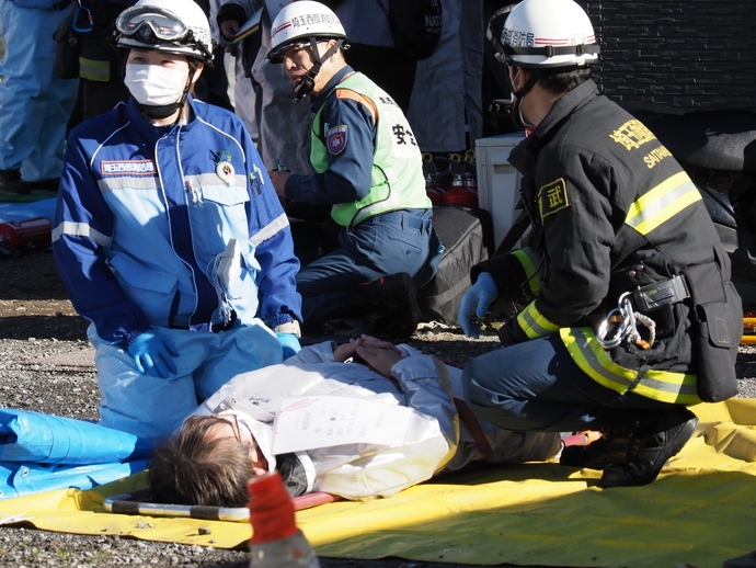 応急救護所の隊員と傷病者の写真