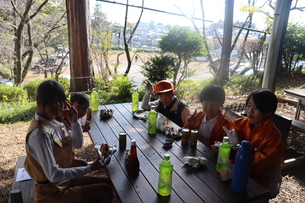 ホットドックをみんなで食べる