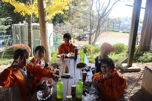 ホットドックをみんなで食べる