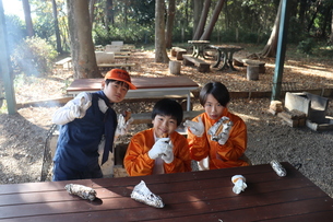 ホットドックを食べて満足している様子