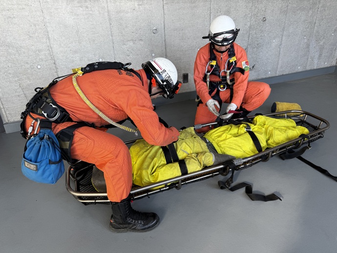 要救助者を担架へ収容している様子