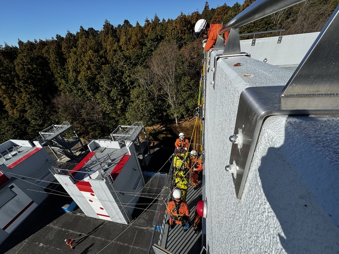 要救助者を下部へ救出している様子