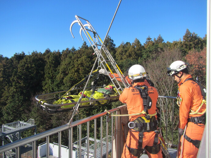 要救助者を上部へ救出している様子
