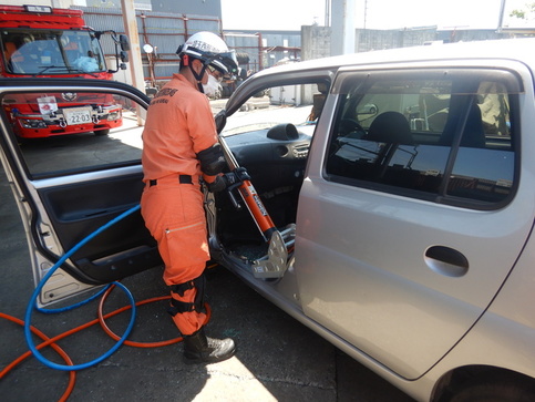 運転席などで挟まれた要救助者を油圧救助器具を使用して隙間を作成