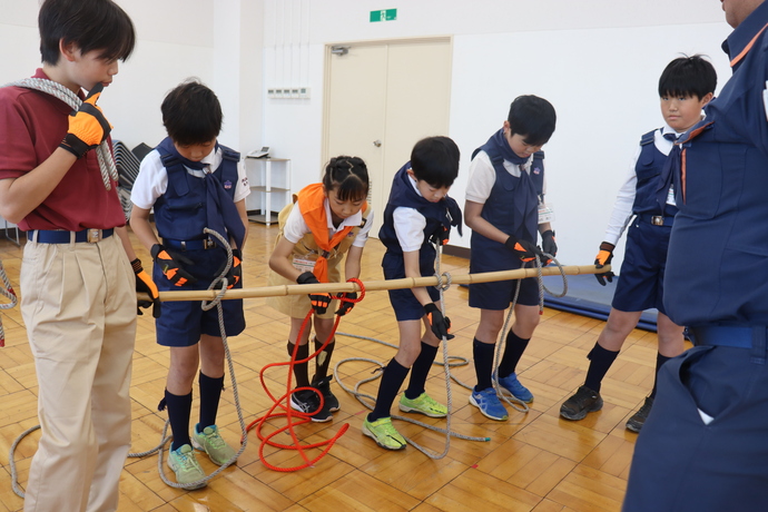 続いてロープワークを実施しました班に分かれて棒に巻結び作成