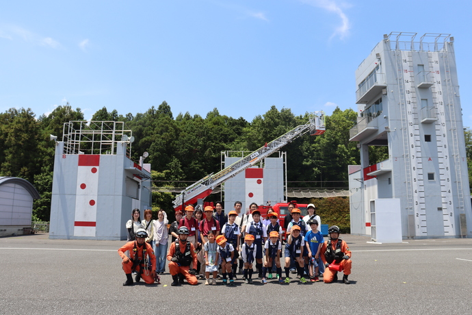 はしご車の前で記念撮影をしました