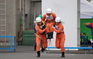 ほふく救出訓練の様子の写真