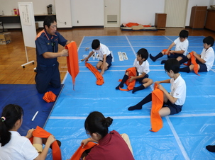 応急手当三角巾、搬送法