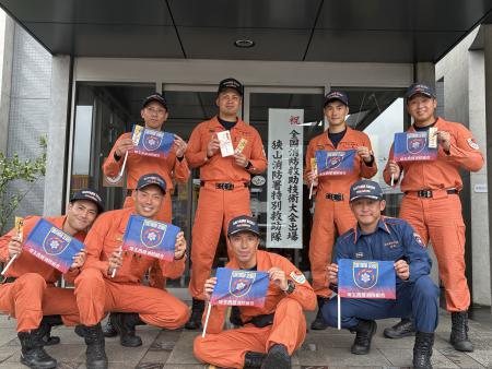 指導者と隊員の集合写真