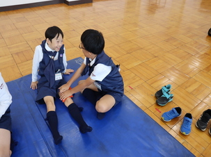 ペアになり止血をおこないました