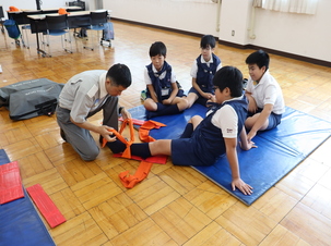 応急手当三角巾で固定