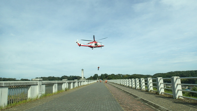 地上の高度救助隊と上空の埼玉県防災航空隊が連携している様子